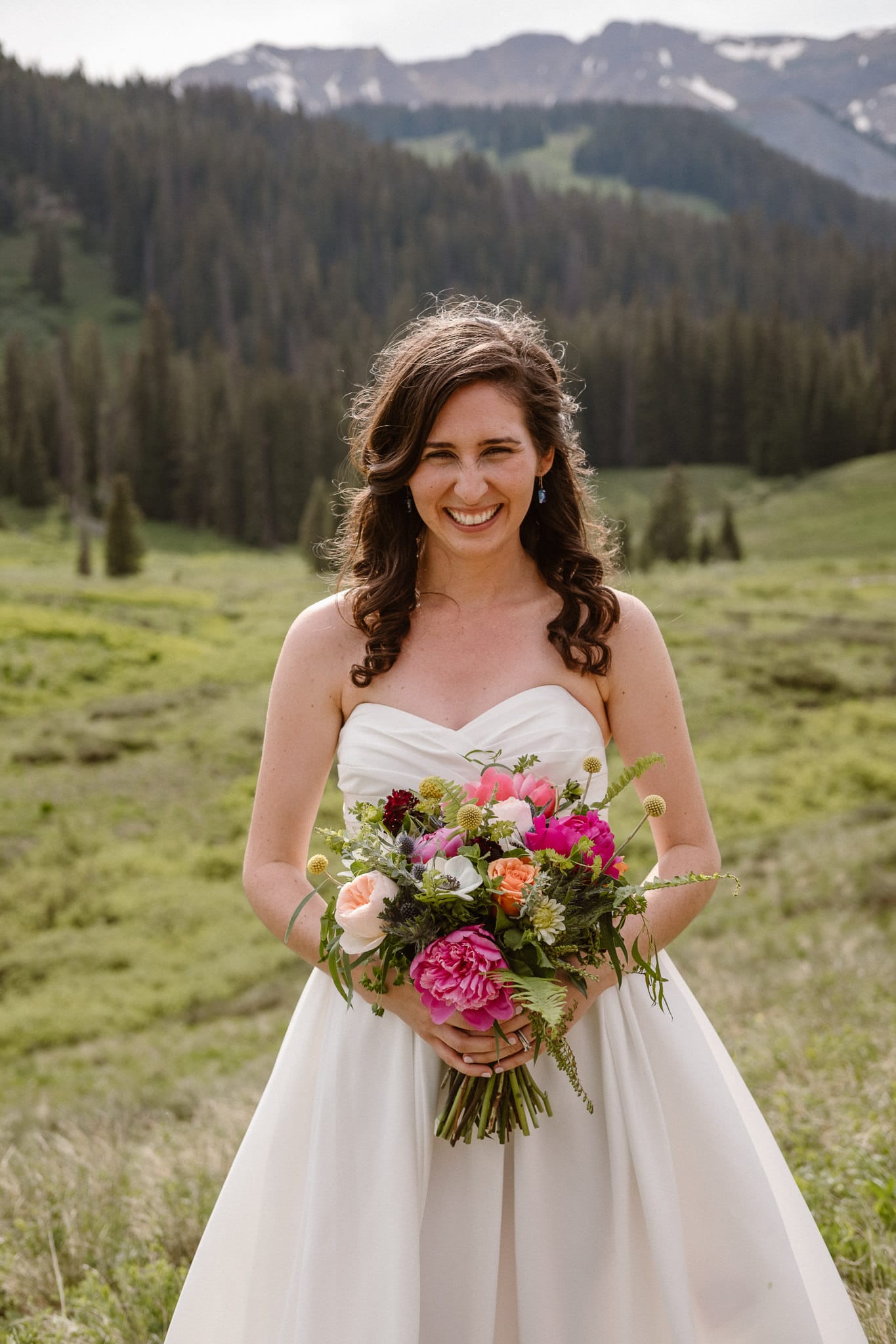 Crested Butte elopement photographer, Colorado adventure wedding photographer, bride holding bouquet by From the Ground Up Flowers